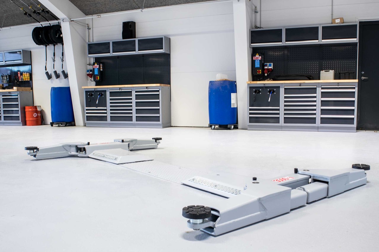 2-stemplet autolift og værkstedsinventar til flot værkstedsindretning