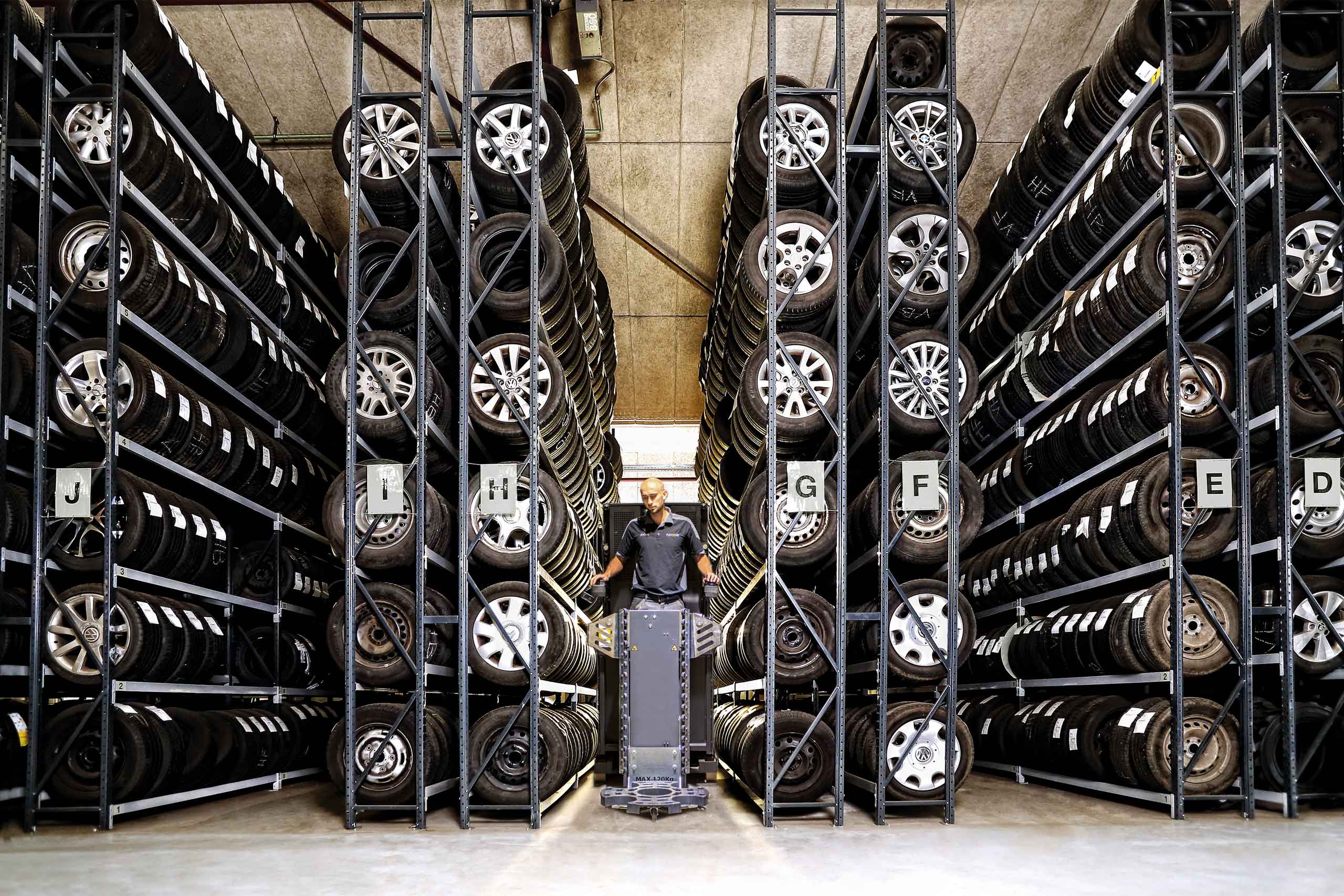 Høje dækreoler til maksimal kapacitet. Fed dækopbevaringsløsning