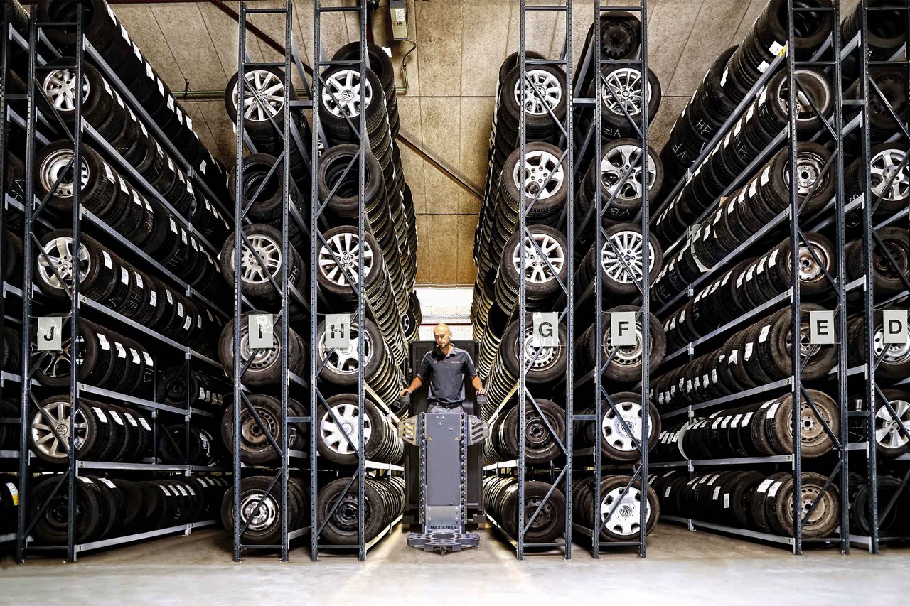 Høje dækreoler til maksimal kapacitet. Fed dækopbevaringsløsning